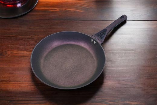 Quel matériau est recommandé pour les poêles antiadhésives ?