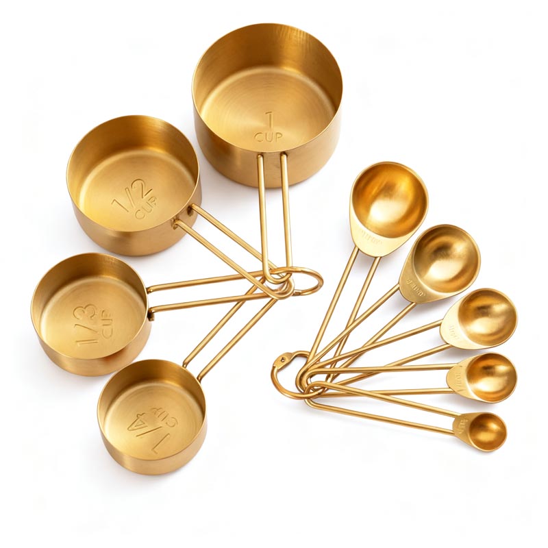 Pourquoi la cuillère à mesurer et la tasse de l'outil de cuisson en or sont-elles essentielles pour une cuisson maison précise ?